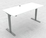 Hæve-/sænke bord. Arbejdsbord mål 180x80 cm, sølv stel og hvid bordplade. Bedste arbejdsbord